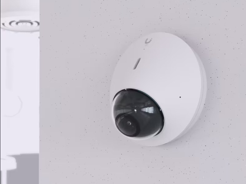 Vaste UniFi dome-camera aan de gevel