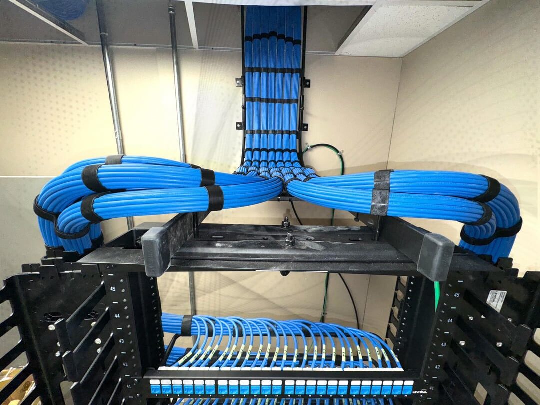 Cat6-bekabeling in een patchpaneel