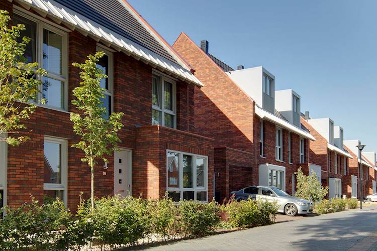 Rij nieuwbouwwoningen in een woonwijk