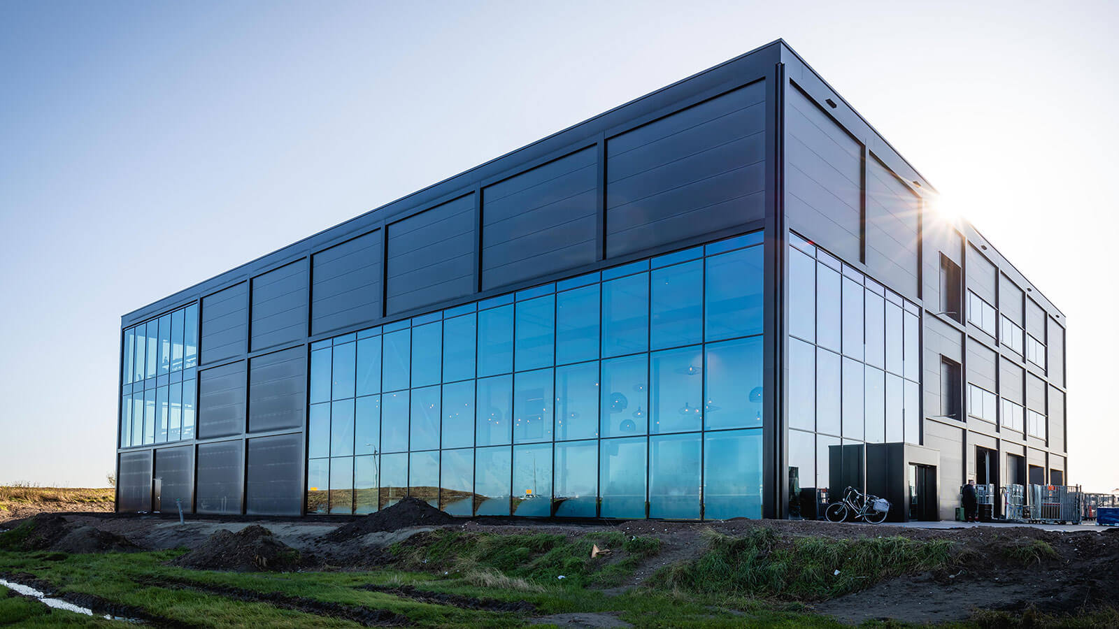 Modern bedrijfspand met glazen gevel